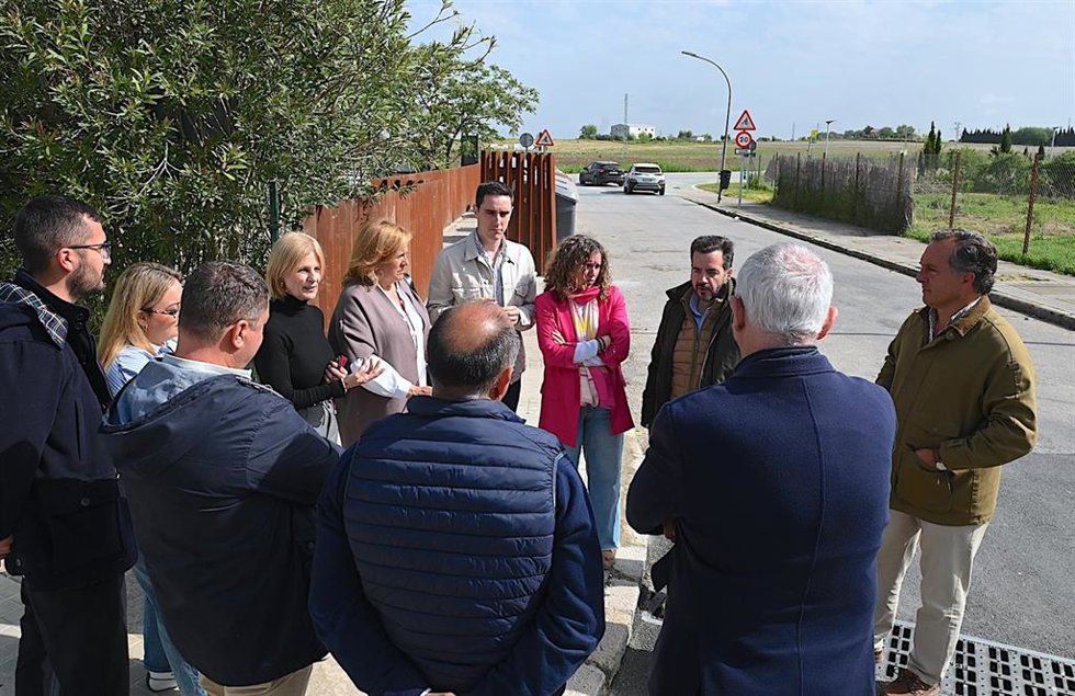 Imagen de la visita de la alcaldesa de Jerez, María José García-Pelayo, en su visita a las obras de saneamiento de la calle Arboleda, en Estella del Marqués.