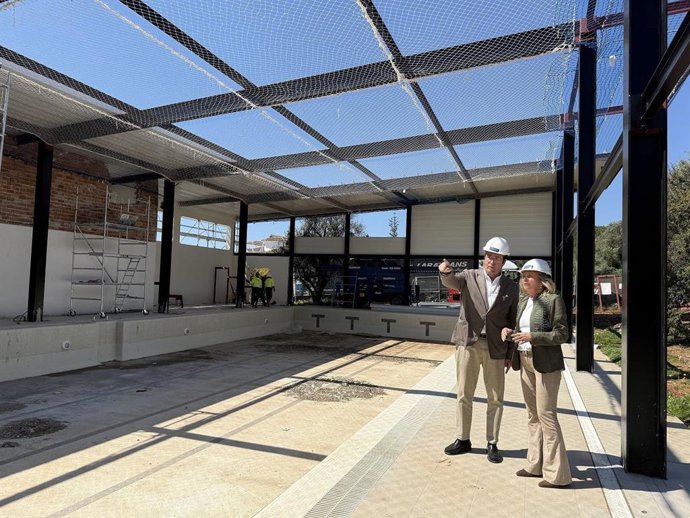 La alcaldesa de Marbella visita las obras de cerramiento integral de la piscina de Las Chapas.
