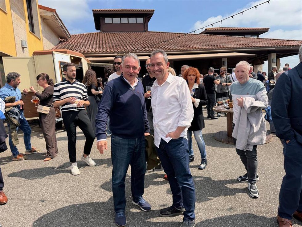 El coordinador general de IU Asturias, Ovidio Zapico, junto al diputado nacional y secretario general del PCE, Enrique Santiago, este domingo en Llanera.