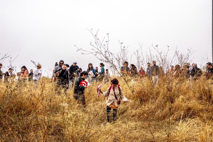 Buscar fuentes abandonadas por el sur de la provincia de Badajoz, una de las actividades del proyecto 'Los caños', de Francesc Ruiz