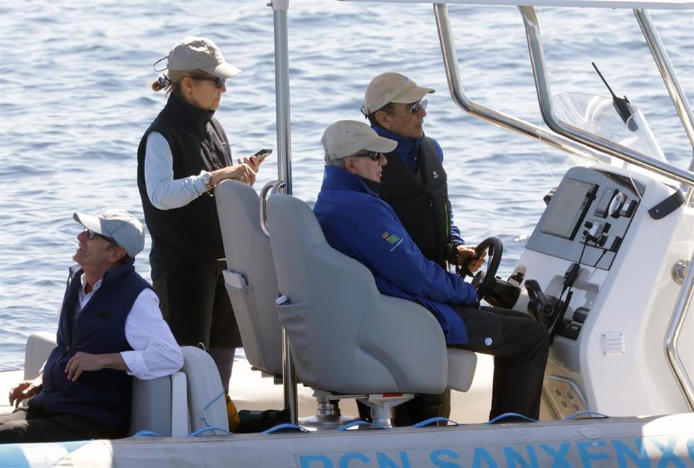 El rey emérito y La Infanta Elena salen a navegar en la segunda jornada del Trofeo Xacobeo de vela, a 19 de abril de 2025, en Sanxenxo (Pontevedra, Galicia, España)