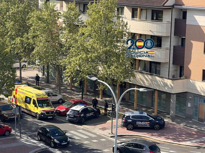 Policía Nacional en el exterior de la vivienda donde ocurrió la agresión con cuchillo de un varón a su compañero de piso en Valladolid.