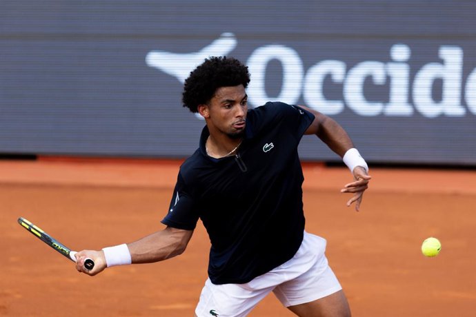 18 de abril de 2026, Espanha, Barcelona: O tenista francês Arthur Fils em ação contra o espanhol Rafael Jodar durante a semifinal de simples masculino do torneio de tênis Barcelona Open, no Real Club de Tennis Barcelona. Foto: Marti Segura Ramoneda/ZUMA