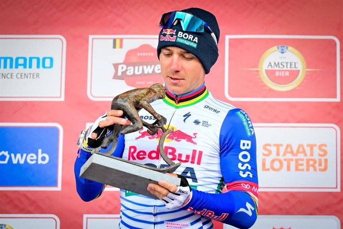 Remco Evenepoel, en el podio de la Amstel Gold Race