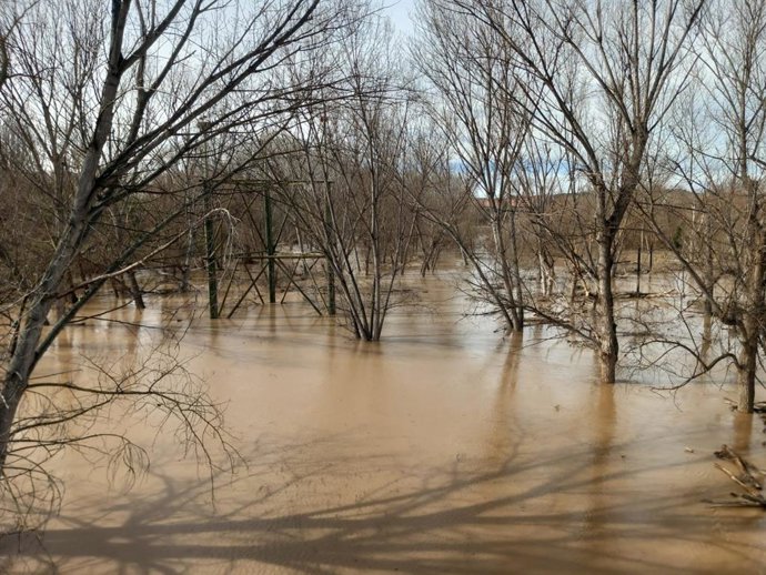 Archivo - El río Ebro a su paso por Logroño con un importante aumento de caudal