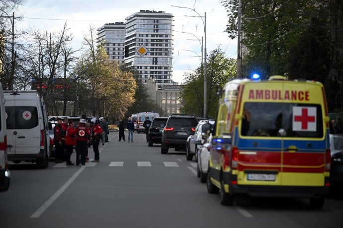18 de abril de 2026, Kiev, Ucrânia: Agentes da lei e paramédicos atuam no local de um tiroteio no distrito de Holosiivskyi, em Kiev, Ucrânia, em 18 de abril de 2026. Na tarde de 18 de abril, o agressor abriu fogo contra civis no distrito de Holosiivskyi a