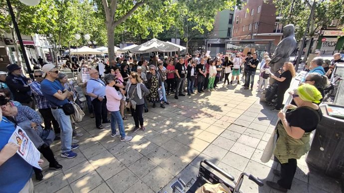 Concentración de vecinos en la plaza de las Canteras del barrio de Torrero convocados por la Plataforma Salvemos los Pinares de Venecia para protestar por la gestión que el gobierno de la ciudad en el proyecto de ampliación del Parque de Atracciones.