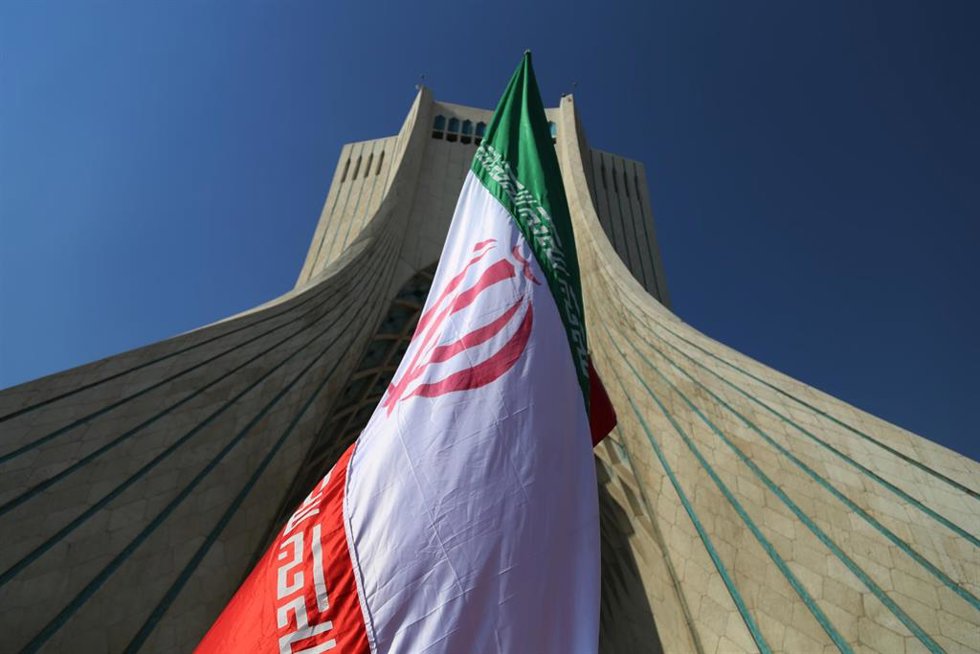 Archivo - Bandera de Irán en la torre Azadi (Libertad) de Teherán (archivo)