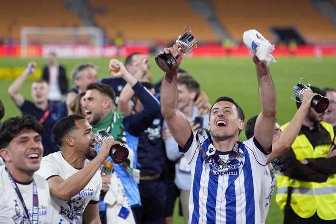 Mikel Oyarzabal con la Copa ganada en la final celebrada en Sevilla