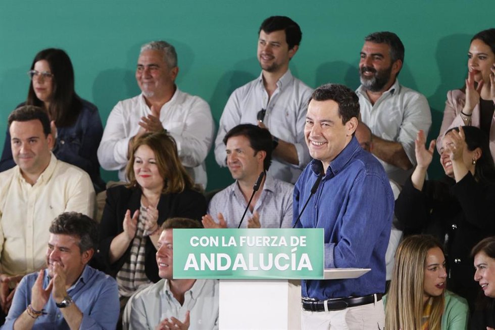 El presidente del PP-A y candidato a la reelección a la presidencia de la Junta de Andalucía, Juanma Moreno, durante la Intermunicipal del PP andaluz. A 19 de abril de 2026, en Córdoba (Andalucía, España). El presidente del PP, Alberto Núñez Feijóo, y el