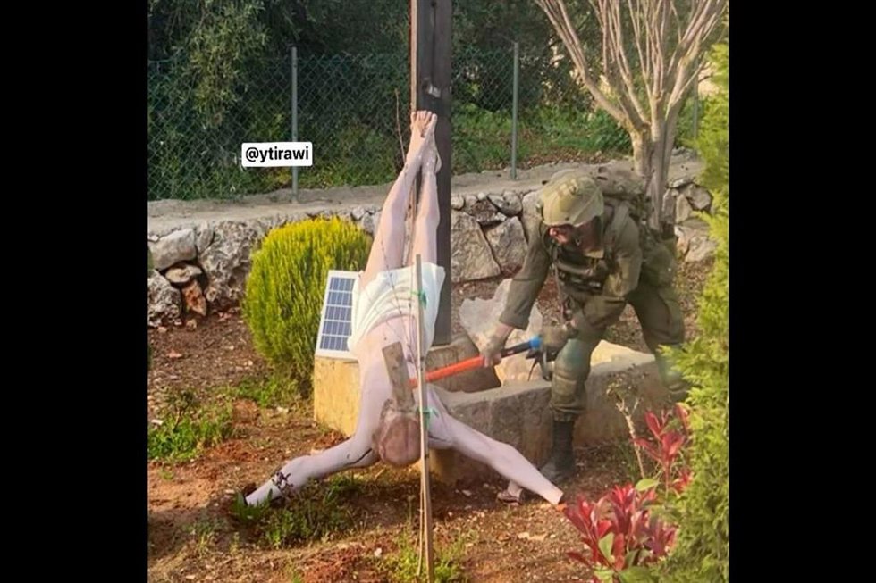 Un militar israelí golpea el rostro de una figura de Jesús de Nazaret