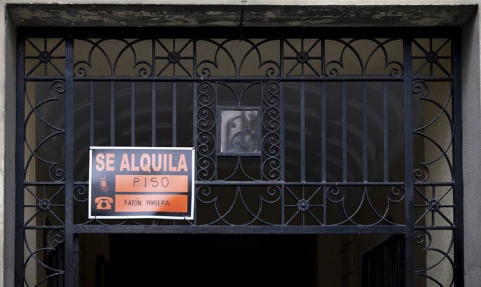 Un cartel de alquiler de un piso