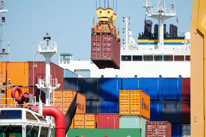 Archivo - Porta contenedores en el Puerto de Huelva, A 21 de mayo de 2025 en Huelva, Andalucía (España). El Puerto de Huelva ha acogido el ejercicio de seguridad marítima Marsec-25, organizado por la Armada en colaboración con la Guardia Civil. La maniobr