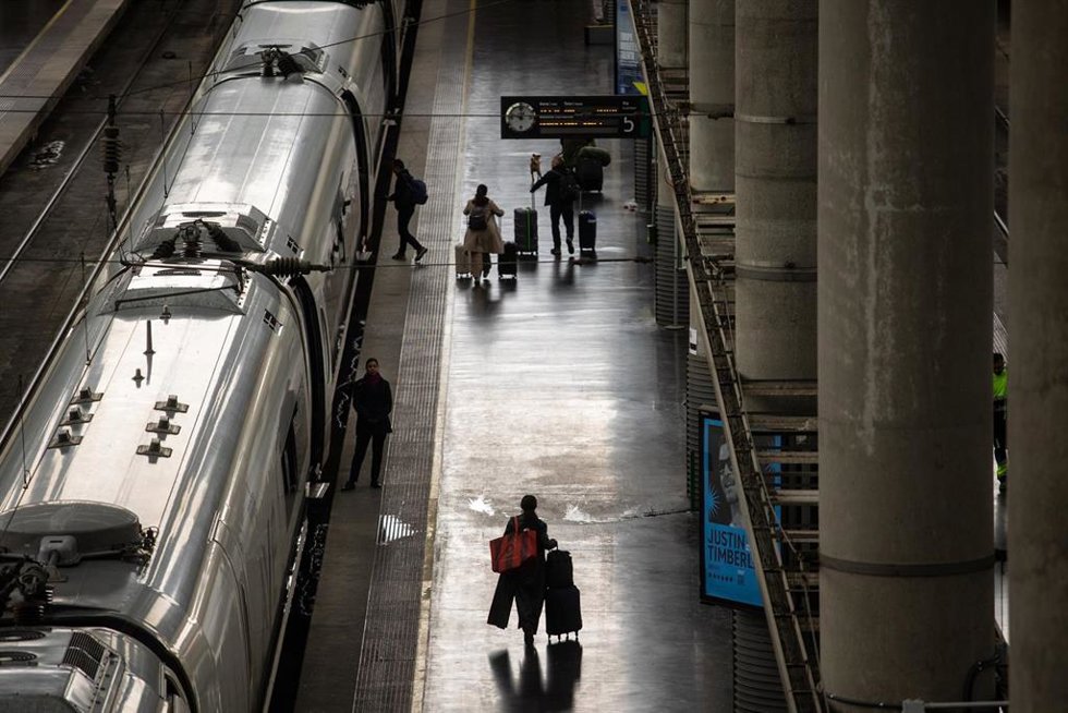 Archivo - Varias personas con maletas en una estación de tren