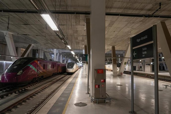 Archivo - Andén vacío durante el segundo día consecutivo sin operativa en la Estación de Tren de Vigo de Vialia, a 6 de febrero de 2026, en Vigo, Galicia (España). Renfe ha informado de que este viernes se mantendrá la suspensión de trenes con origen y de