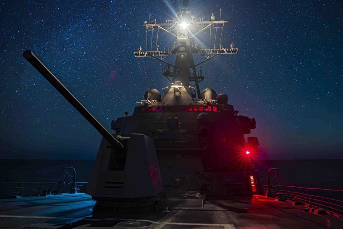 Archivo - Arquivo - 2 de outubro de 2024 - No mar - O contratorpedeiro de mísseis guiados da classe Arleigh Burke USS Spruance (DDG 111) navega pela área de responsabilidade do Comando Central dos EUA.