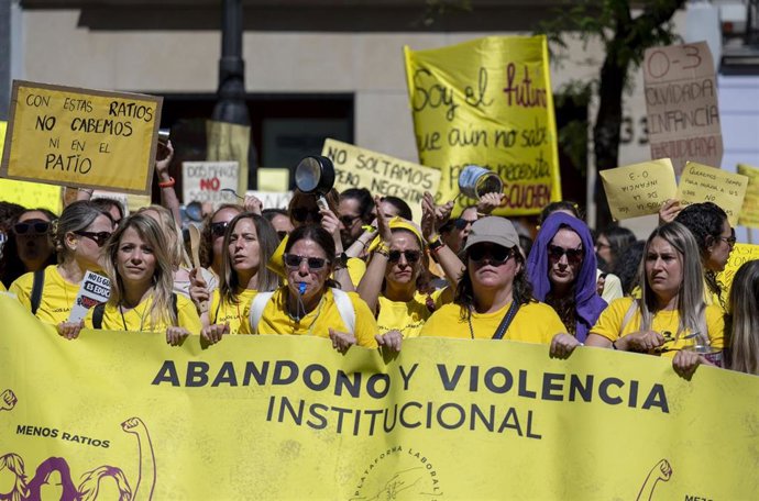 Decenas de personas durante una concentración de docentes de escuelas infantiles frente a la Consejería de Educación, Ciencia y Universidades, a 15 de abril de 2026, en Madrid (España). Desde el martes 7 de abril, las escuelas infantiles de la Comunidad d