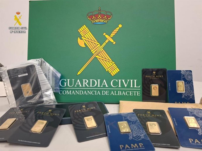 Onzas de oro falsas intervenidas por la Guardia Civil.