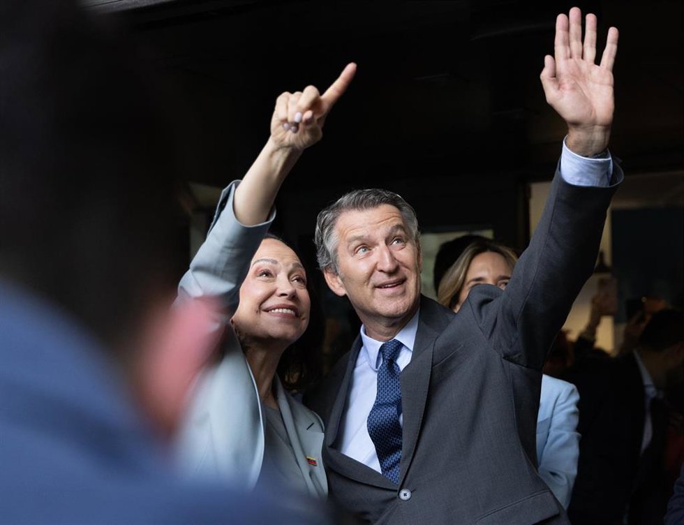 El presidente del Partido Popular, Alberto Núñez Feijóo, mantiene un encuentro con la opositora venezolana María Corina Machado, a 17 de abril de 2026, en Madrid (España).