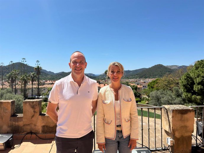 Archivo - La alcaldesa de Andratx, Estefanía Gozalvo, junto a Joan Forteza