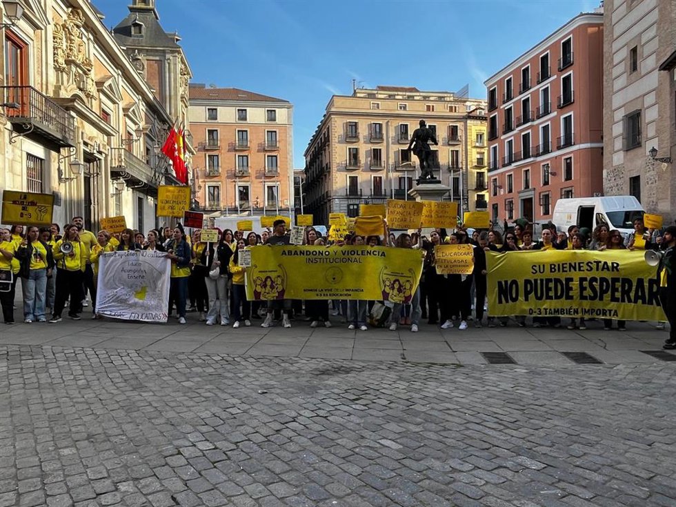 Trabajadoras de escuelas infantiles concentradas en Plaza de la Villa