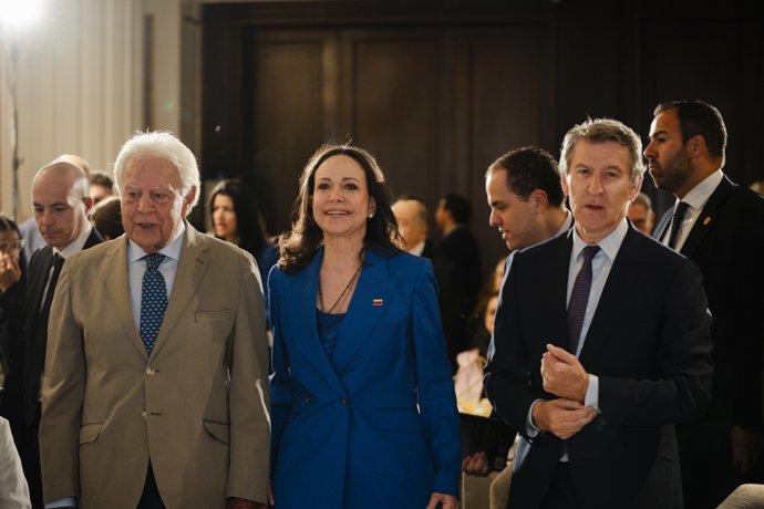 La líder opositora venezolana, María Corina Machado, el expresidente del Gobierno, Felipe González (i), y el presidente del PP, Alberto Núñez Feijóo (d), durante un desayuno informativo organizado por Fórum Europa, en el Four Seasons, a 20 de abril de 
