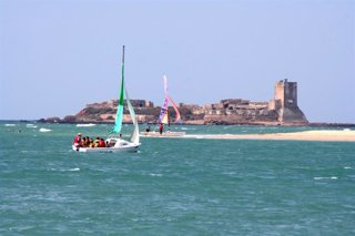 Archivo - Castillo de Sancti Petri al fondo.