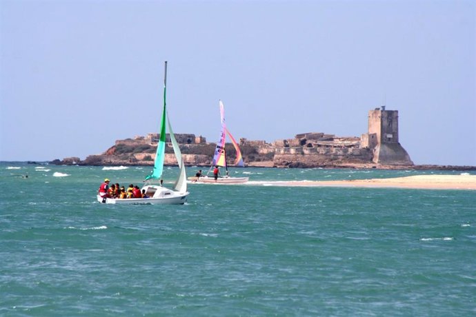 Archivo - Castillo de Sancti Petri al fondo.