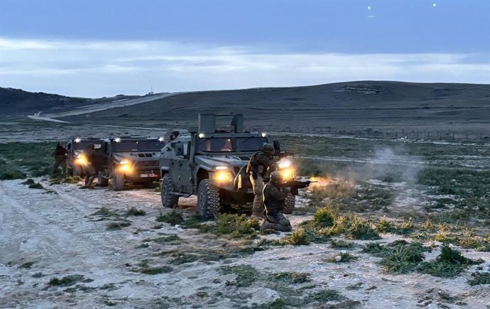 Archivo - Militares participan en unas maniobras.