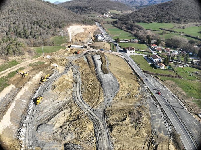 Movimientos de tierra en la N-121-A con motivo de las obras de la variante de Burutain.