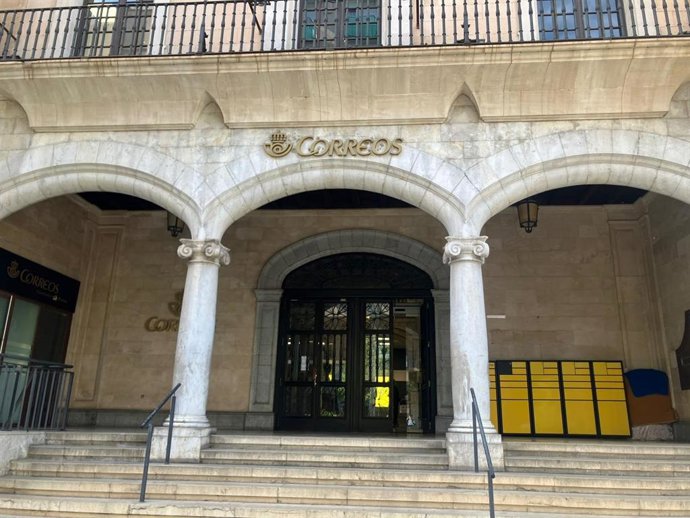 La oficina de Correos de la calle Constitució de Palma, este lunes, día en el que arranca el plazo para presentar de forma presencial las solicitudes para acogerse a la regularización extraordinaria de migrantes.
