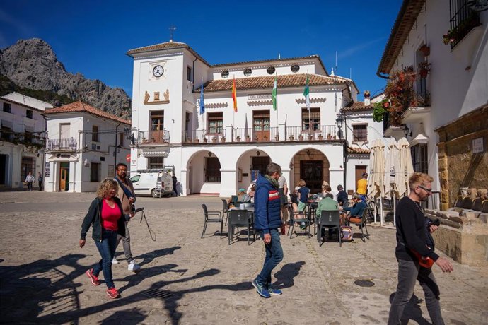 Imagen de turistas por Grazalema (Cádiz) y su entorno natural. A 26 de marzo de 2026 en Grazalema, Cádiz (Andalucía, España). 