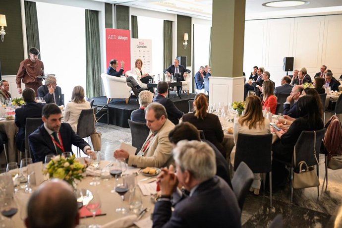 La presidenta de la Fundación CEOE, Fátima Báñez, y el el presidente de la Confederación de Empresarios de Andalucía (CEA), Javier González de Lara, en el encuentro 'Empresa y talento: el reto de liderar' (Sevilla).