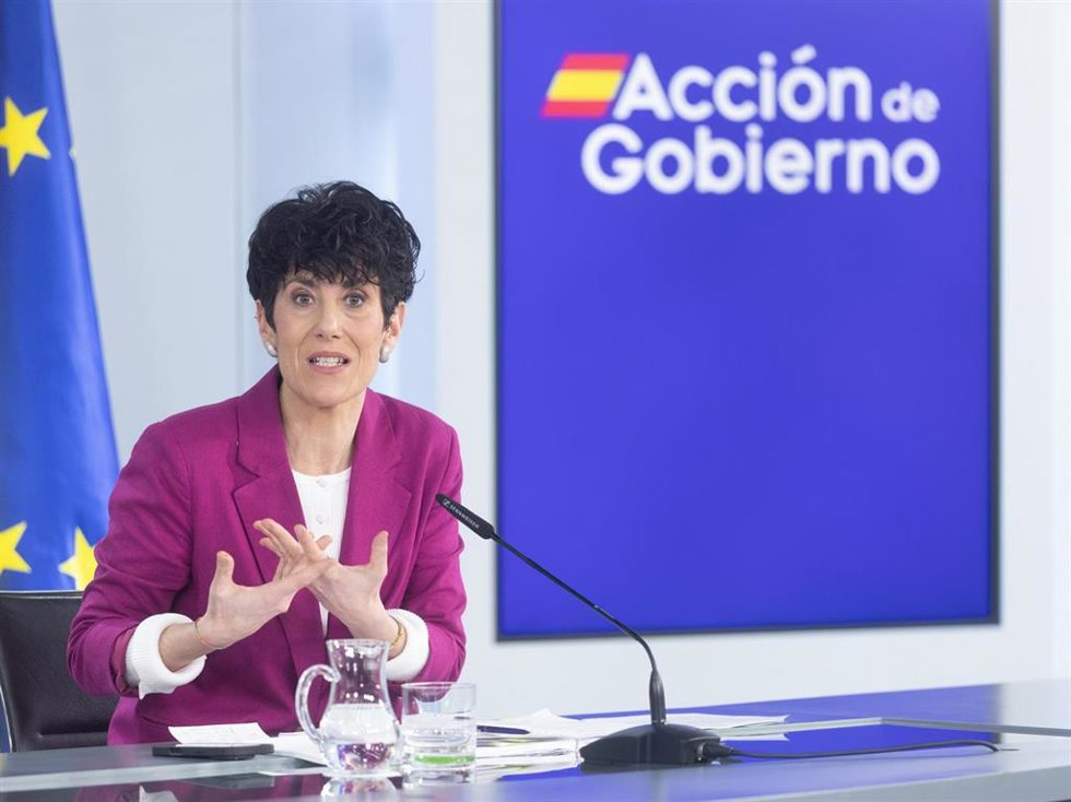 La portavoz del Gobierno y ministra de Inclusión, Seguridad Social y Migraciones, Elma Saiz, durante una rueda de prensa posterior al Consejo de Ministros, en el Palacio de La Moncloa, a 31 de marzo de 2026, en Madrid (España).