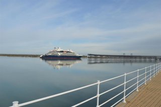 Le Laperouse de Ponant en el Puerto de Huelva.