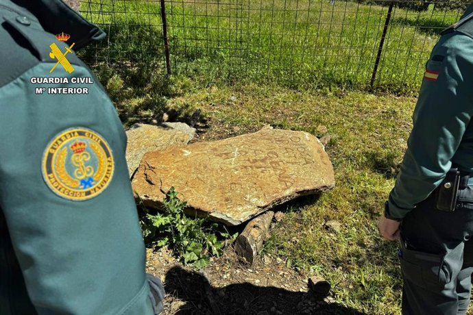 Lâminas funerárias recuperadas pela Guarda Civil.