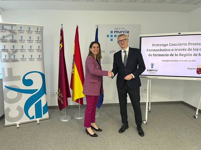 El Consejero De Salud, Juan José Pedreño, Y La Presidenta Del Colegio Oficial De Farmacéuticos De La Región De Murcia, Paula Payá, En El Momento De La Firma Del Acuerdo