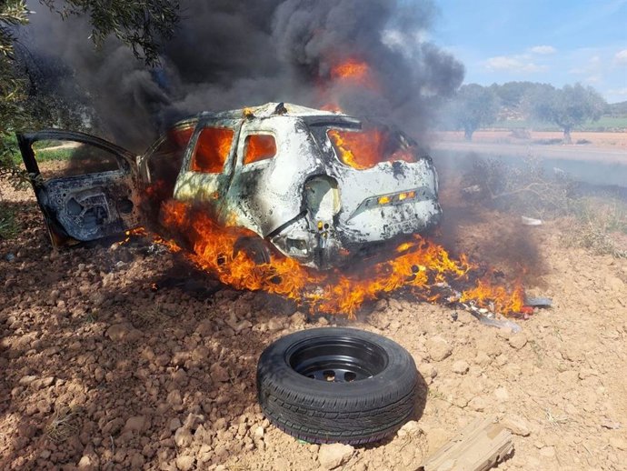 El coche de la víctima mientras se incendiaba
