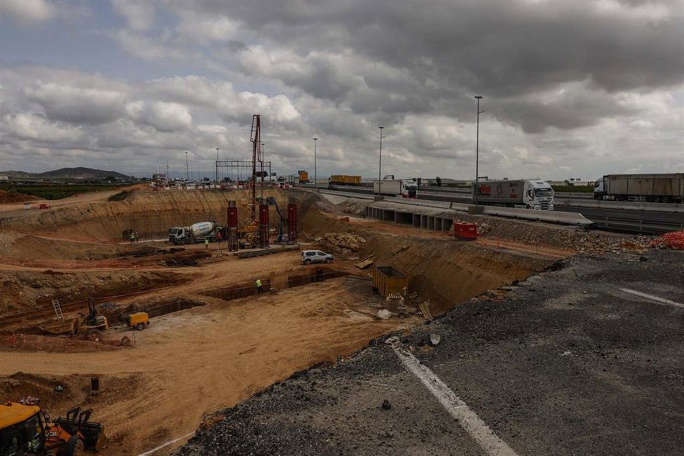 Archivo - Obras de emergencia para la reconstrucción de los puentes de la A-7 sobre el barranco del Poyo, a 30 de abril de 2025, en Quart de Poblet, Valencia, Comunidad Valenciana (España). Estos puentes fueron dañados tras la Dana del 29 de octubre en Va