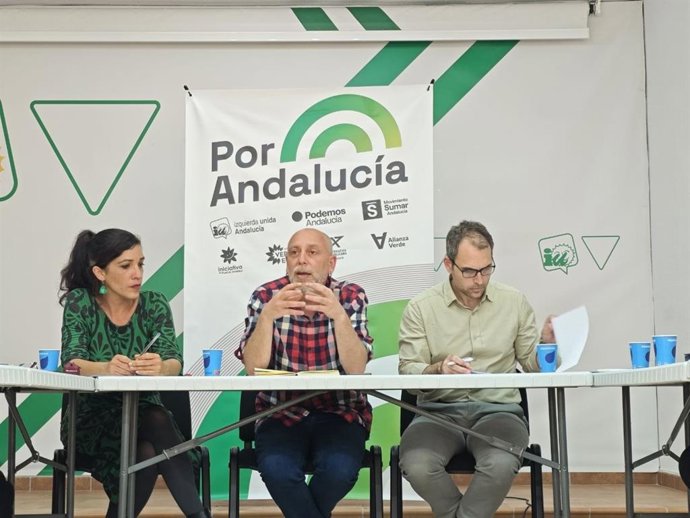 El diputado en el Congreso y coordinador general de IU Andalucía, Toni Valero; el candidato de Por Andalucía por la provincia de Málaga a las próximas elecciones autonómicas, Ernesto Alba; y la coordinadora provincial de IU Málaga, Toni Morillas.