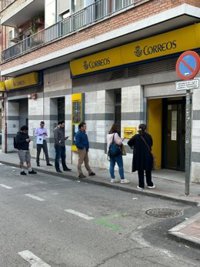 Andrés tarda una hora en presentar su solicitud de regularización en una oficina de Correos de Madrid con nula afluencia