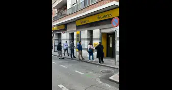 Andrés tarda una hora en presentar su solicitud de regularización en una oficina de Correos de Madrid con nula afluencia