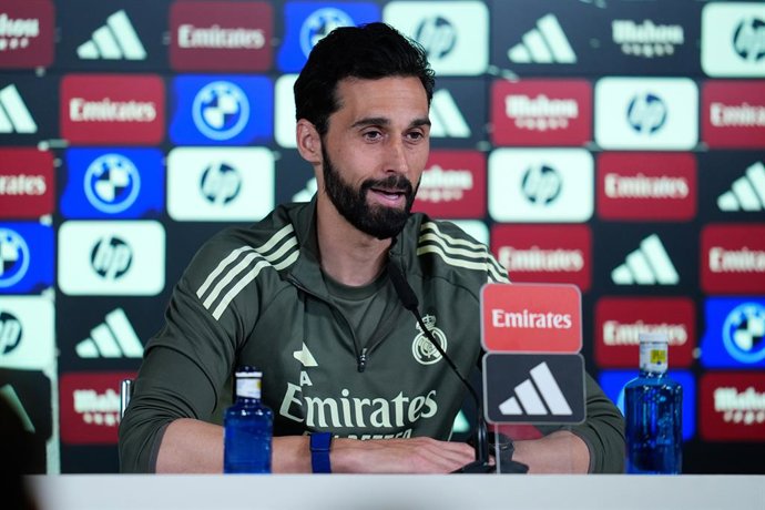 Álvaro Arbeloa, técnico do Real Madrid, participa de sua coletiva de imprensa durante o dia de treino do Real Madrid antes da partida da Liga Espanhola, LaLiga EA Sports, contra o Girona FC, na Cidade Desportiva do Real Madrid, em 9 de abril de 2026, em V