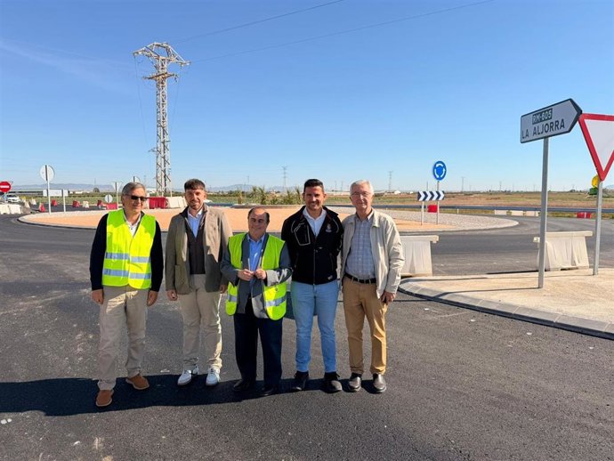 El director general de Carreteras, Francisco Carrillo, junto a la nueva glorieta construida en la diputación cartagenera de La Aljorra con el objetivo de eliminar un tramo de alta concentración de accidentes
