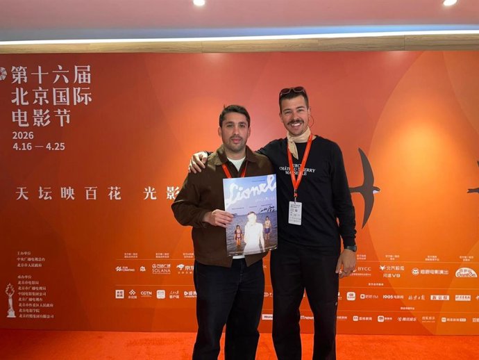 Carlos Saiz y Lionel Corral Bernal, a la entrada de la premier internacional de ‘Lionel’ en el festival de Pekín