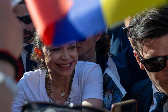 18 de abril de 2026, Madri, Espanha: A líder da oposição venezuelana e ganhadora do Prêmio Nobel da Paz de 2025, María Corina Machado, cumprimenta a diáspora venezuelana durante um comício em Madri. Milhares de venezuelanos que vivem em Madri se reuniram 
