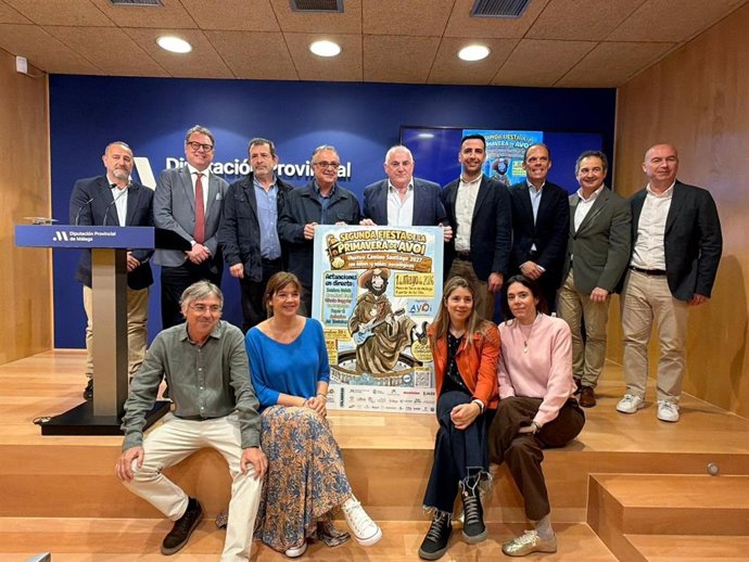 El vicepresidente de Gestión Económica Administrativa, Manuel Marmolejo, junto al concejal de Derechos Sociales del Ayuntamiento de Málaga, Francisco Cantos, el presidente de AVOI, Juan Carmona, y el jefe de la UCI del Materno Infantil, José Camacho.