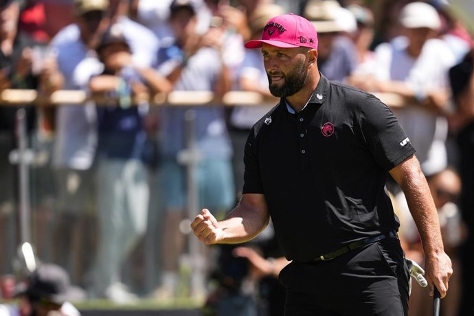 Archivo - Arquivo - Jon Rahm, da equipe Legion XIII, faz um gesto durante a rodada final do LIV Golf Andalucia no Golf Club Royal de Valderrama, em 13 de julho de 2025, em Cádiz, Espanha.
