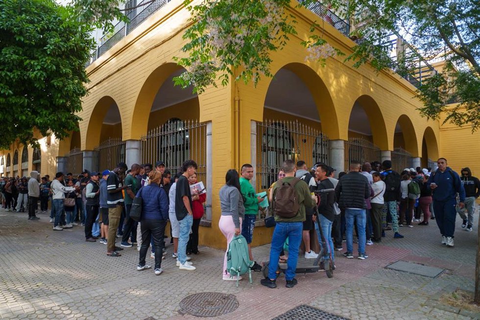 Personas migrantes hacen colas para la tramitación de su regularización administrativa en Sevilla. A 20 de abril de 2026 en Sevilla (Andalucía, España). 