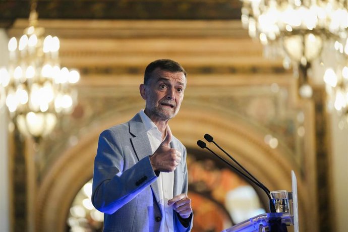 El candidato de Por Andalucía a la Presidencia de la Junta, Antonio Maíllo, participa en un desayuno informativo de 'Fórum Europa. Tribuna Andalucía' en Sevilla.